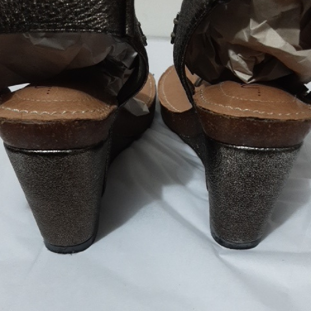 ME TOO KAYLEN 5 Stylish‎ Pewter Silver Disk  Sandals - Picture 3 of 6